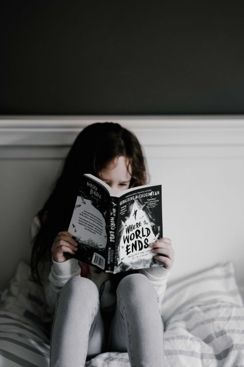 Une petite fille en train de lire un livre