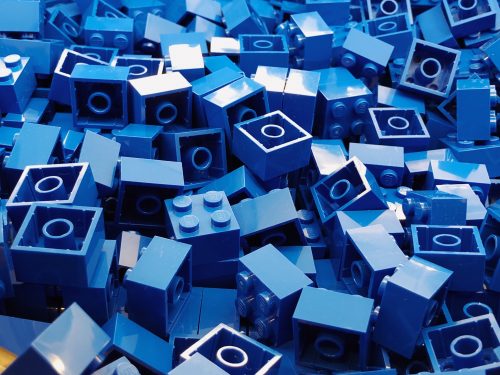 Des blocs de lego bleu